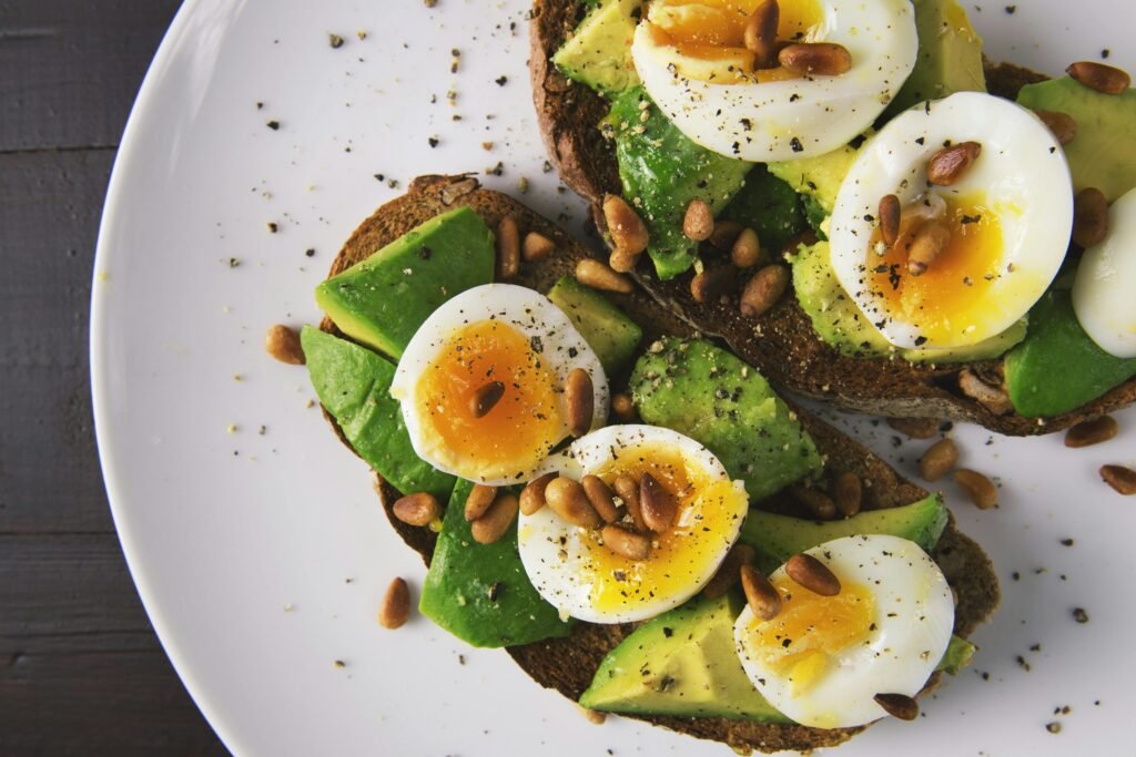  Collage of various fast-filling foods including avocado, oatmeal, Greek yogurt, eggs, lentils, almonds, quinoa, sweet potatoes, spinach, and chickpeas categorized for convenience. Each food item is shown in its natural form, highlighting their nutritional benefits and quick preparation tips.