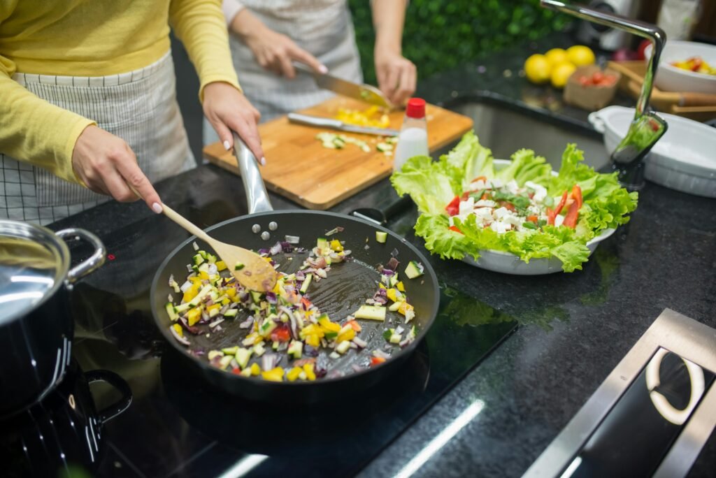  Collage of various fast-filling foods including avocado, oatmeal, Greek yogurt, eggs, lentils, almonds, quinoa, sweet potatoes, spinach, and chickpeas categorized for convenience. Each food item is shown in its natural form, highlighting their nutritional benefits and quick preparation tips.